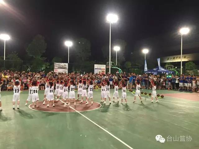 台山vs鹤山篮球直播视频,一场兄弟阋墙的草根狂欢,到底怎么看才过瘾? 台山vs鹤山篮球直播视频,一场兄弟阋墙的草根狂欢,到底怎么看才过瘾?